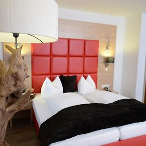 Zimmer mit Kingsize-Bett